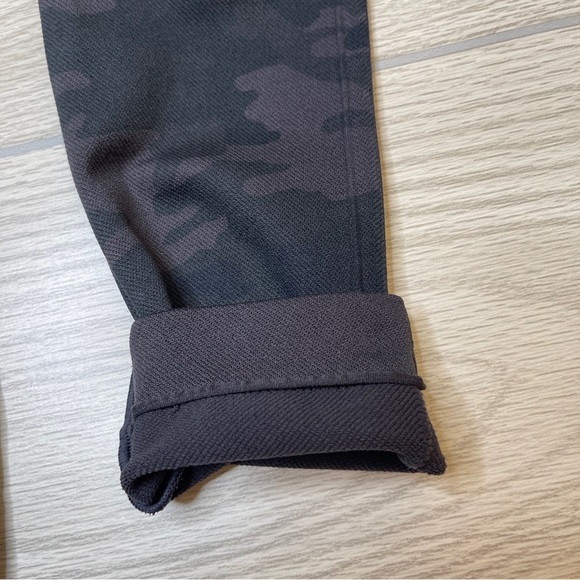 Spanx Green Camouflage Look at Me Now Seamless Leggings Women’s size Small - Picture 6 of 12